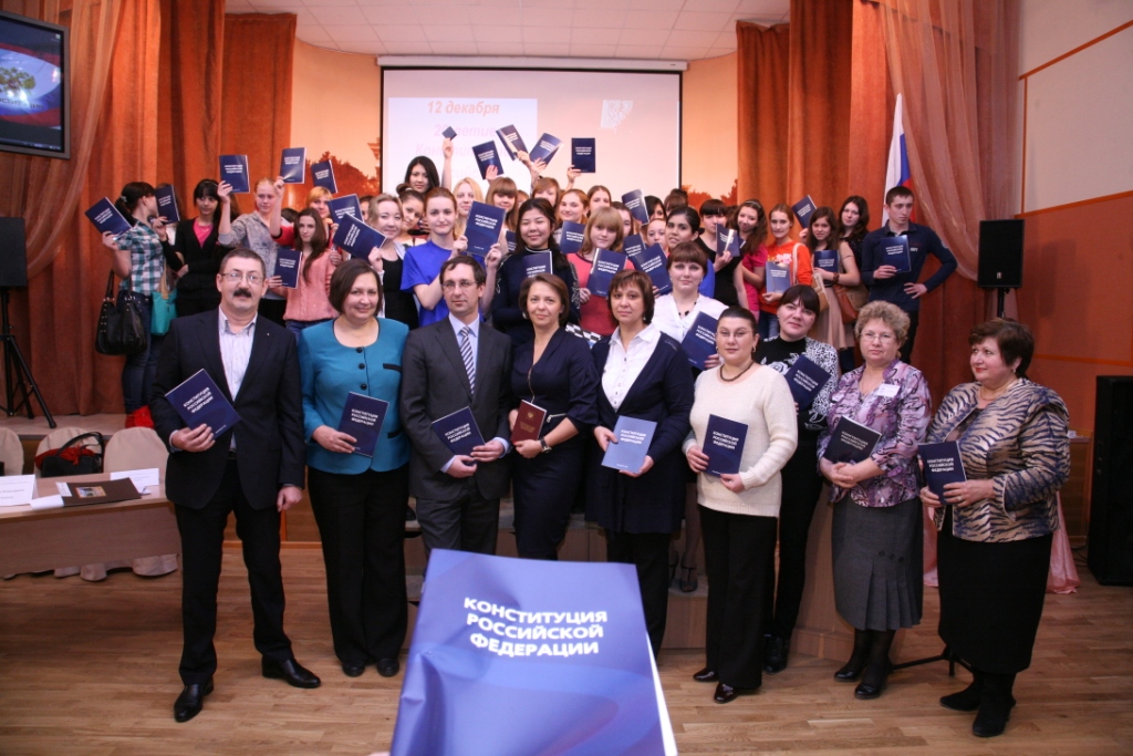 Самые активные участники викторины получили от Фонда «Шаг навстречу» новое издание Конституции Российской Федерации и флэш-карты.